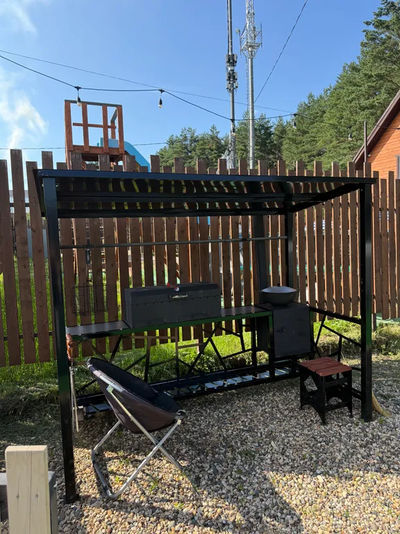 Большой треугольный домик с камином, с ванной у окна с видом на лес