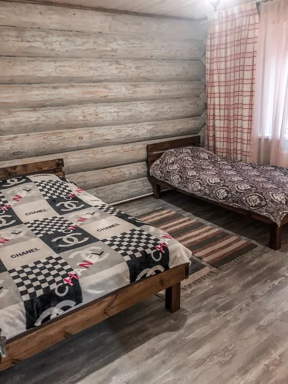 Дом в лесу на берегу реки Пра