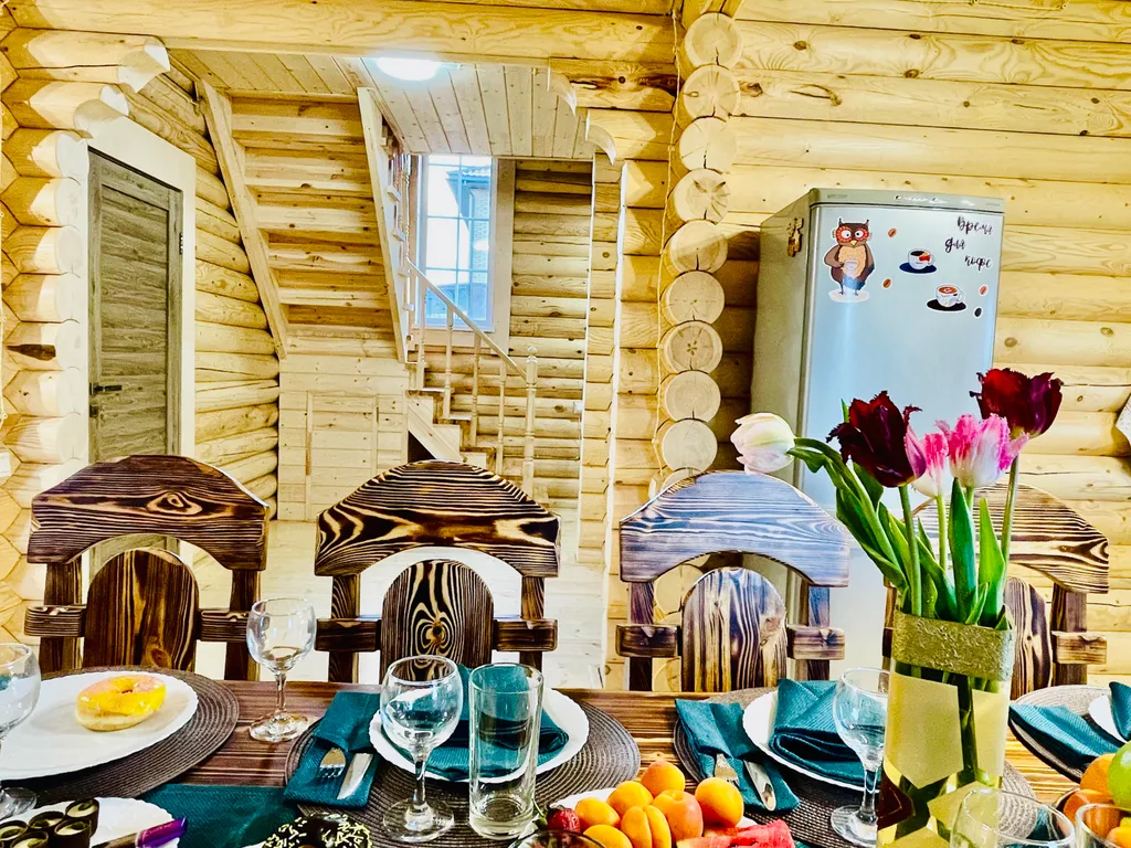 Бревенчатый 2-х этажный коттедж