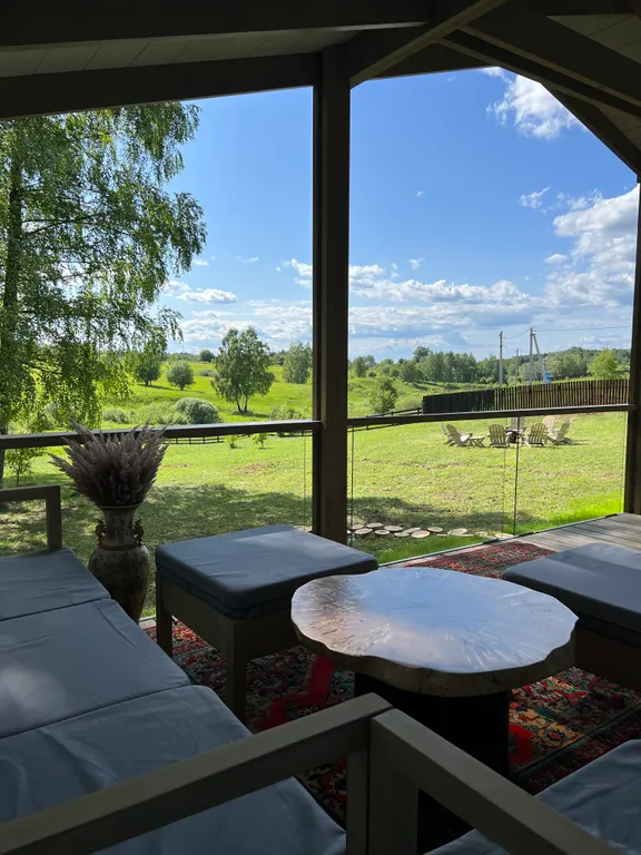 Гостевой дом среди березовой рощи с видом на поле и лес