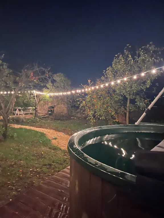 Уютный афрейм с горячей купелью на берегу реки Дон