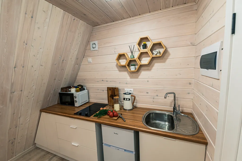 Уютный дом-шалаш в сосновом лесу