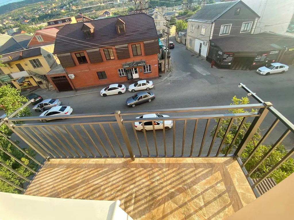 Чистая и современная квартира с видом на горы в центре города