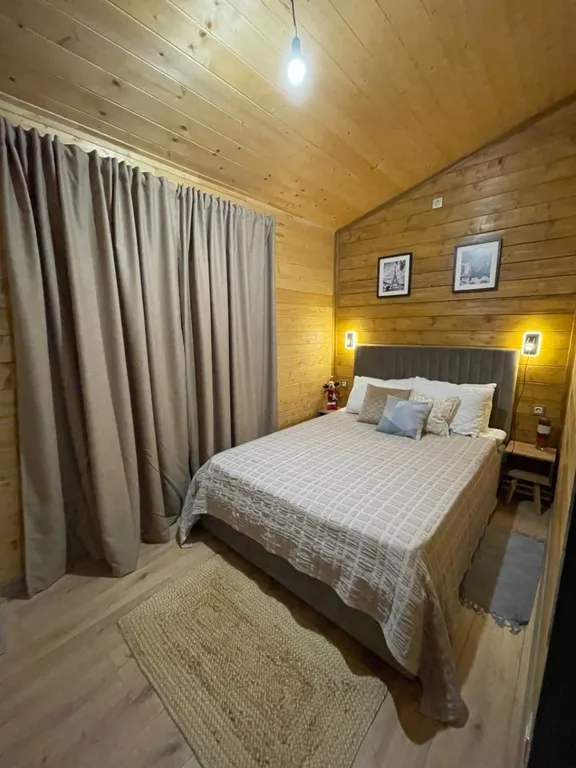 Дом Бархат с горячей купелью и панорамным видом на лесной склон