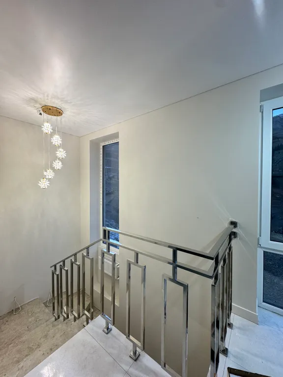 Большой загородный дом с бассейном, баней и рекой