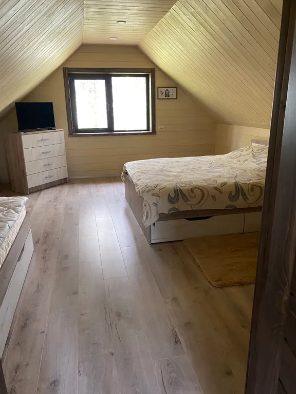 Уютный домик в лесу около реки