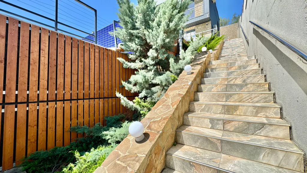 Дом с видом на горы и море