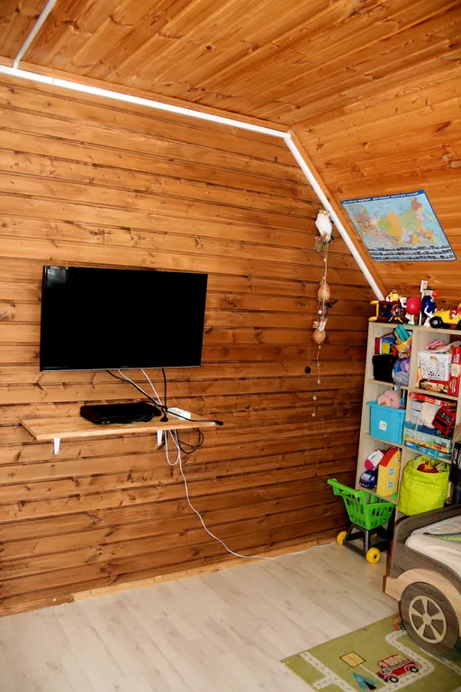 Коттедж на берегу реки с видом на сосновый лес