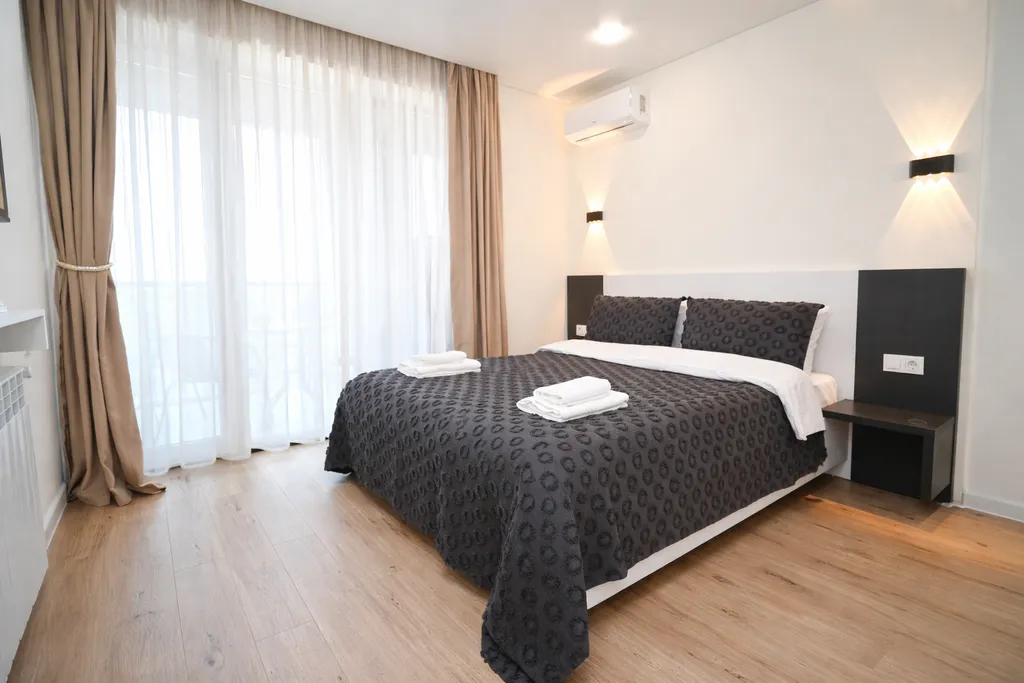 Студия с панорамным видом на город, горы и стадион