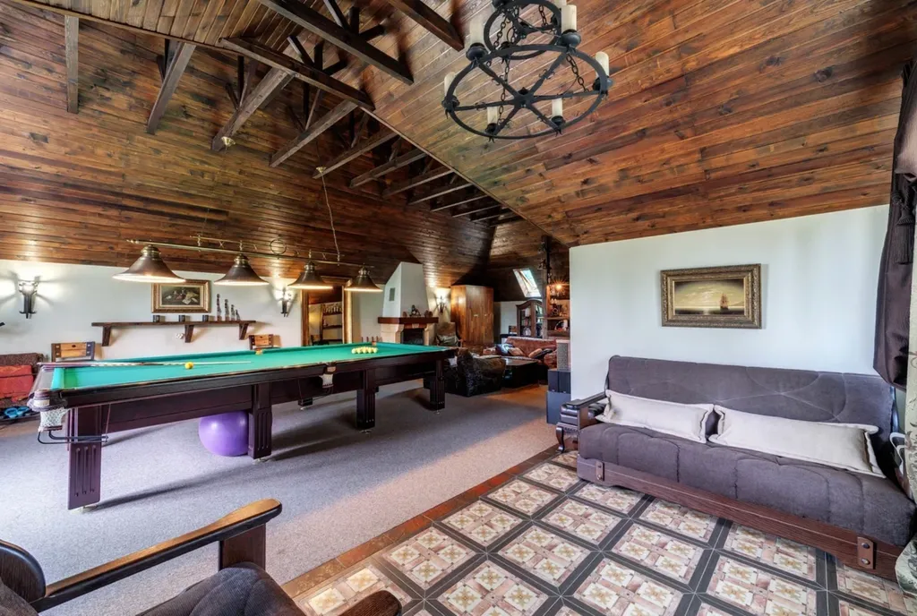 Загородный дом с бассейном и бильярдной