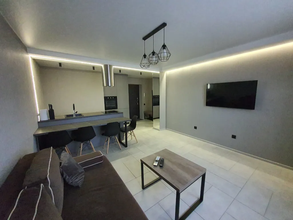 Новая квартира с гостиной и изолированной спальней в центре