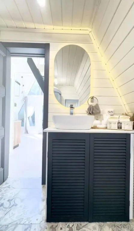 Дом в окружении леса с чаном и баней на территории