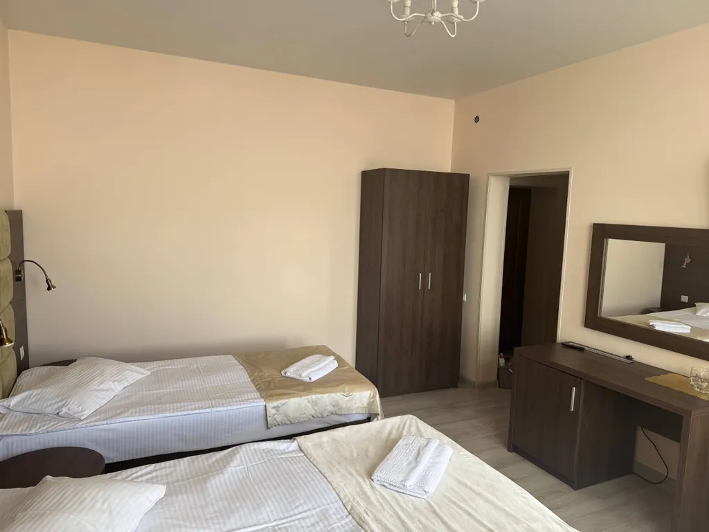 Стандартный трёхместный номер с видом на горы