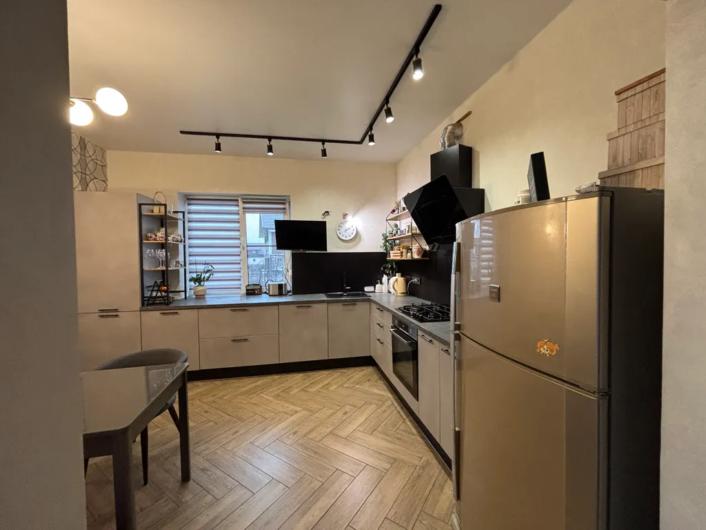 Живая ёлка! Новый дом с 4 спальнями, гостиная 80м