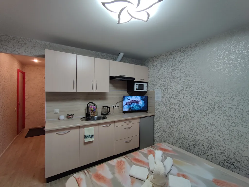 Студия с огромной кроватью в центре