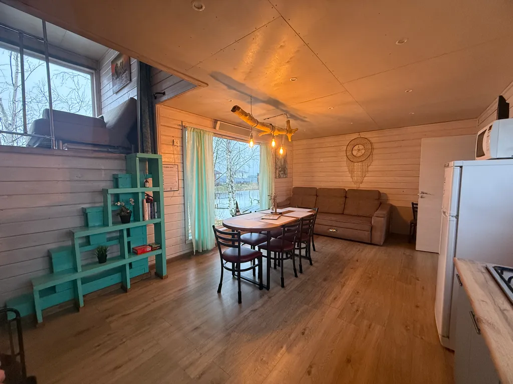 Уютный коттедж с панорамными окнами на берегу озера