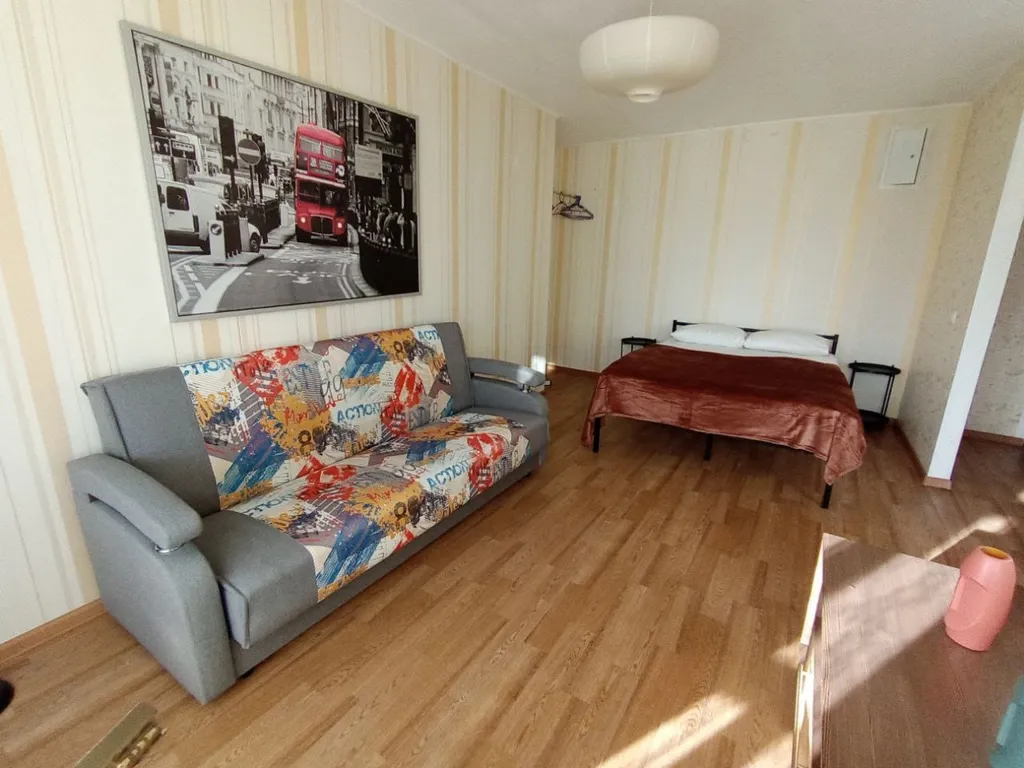 Калина Юрга у кинотеатра Эра