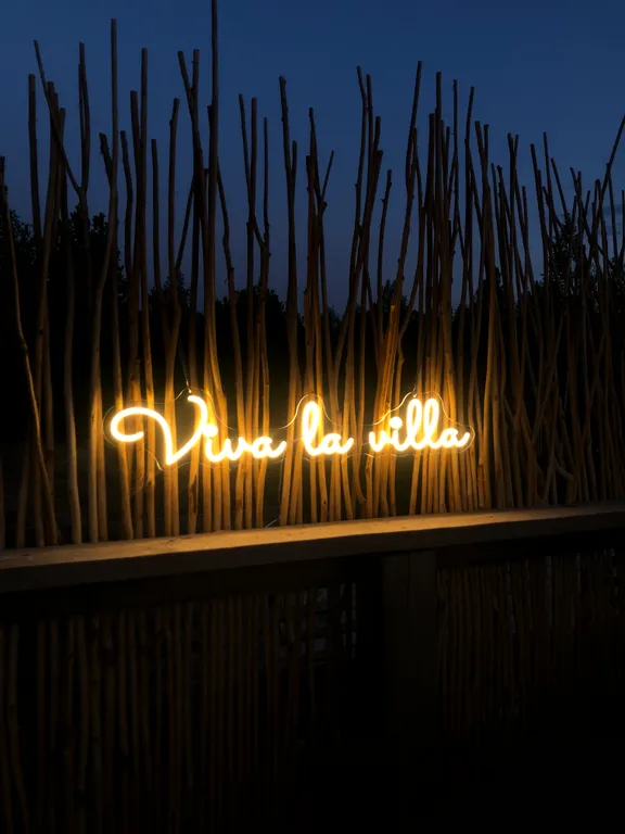 Новая вилла с горячей джакузи в террасе в черте города