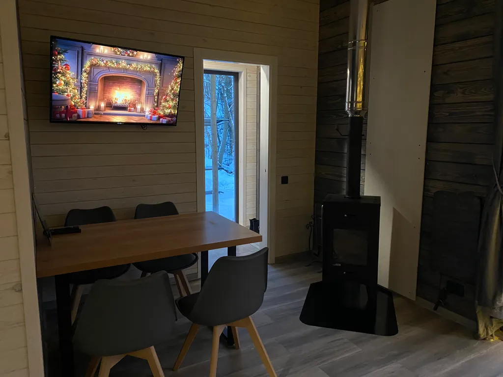 Дом с камином на берегу ручья