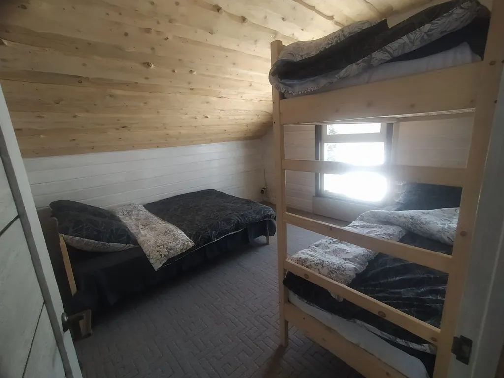 Коттедж Кедровый дом в лесу с панорамным окном и красивым видом на горы — Шерегеш