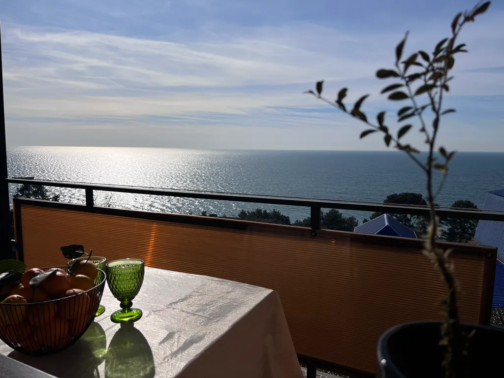 Дом на скалах с видом на море