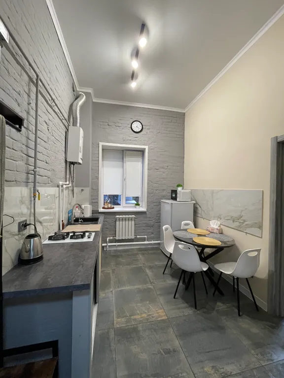 Двухкомнатная квартира на площади Революции