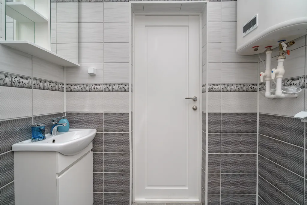 Новый загородный дом у реки с баней и бассейном