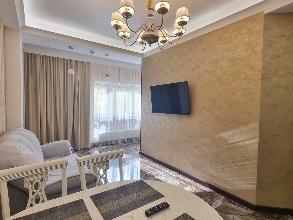 Aпаpтaмeнт c баcсейном и теpрaсой нa набеpeжной