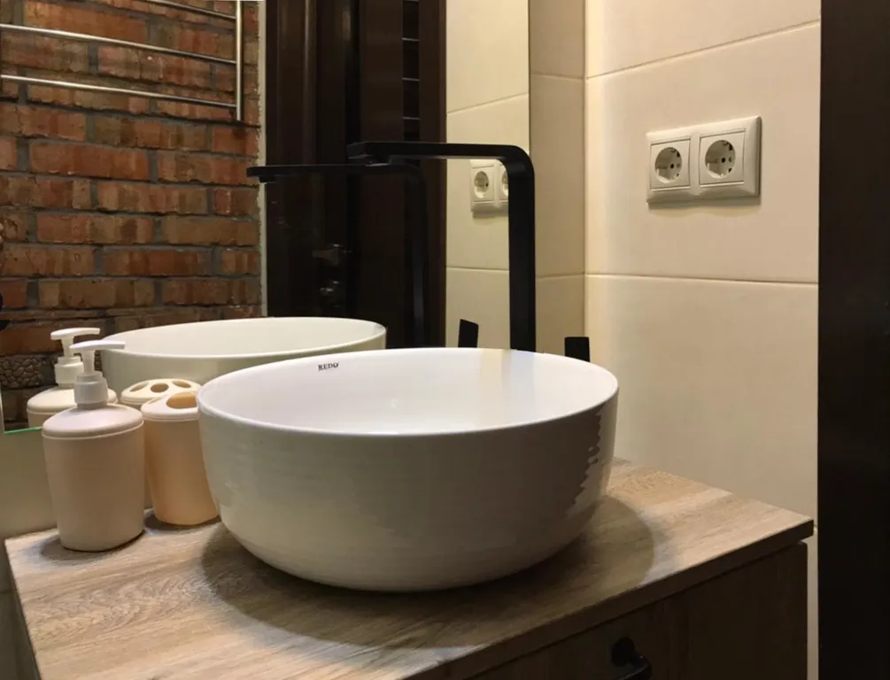 Новая студия с современным дизайнерским ремонтом