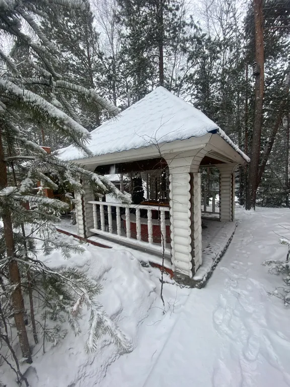 Уютный домик на берегу реки