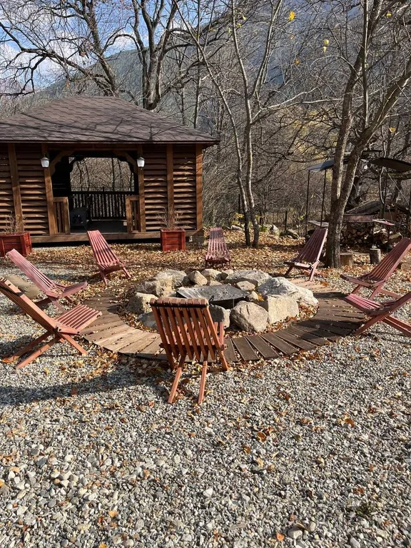 Премиальный Гостевой Дом в темных тонах с видом на горы