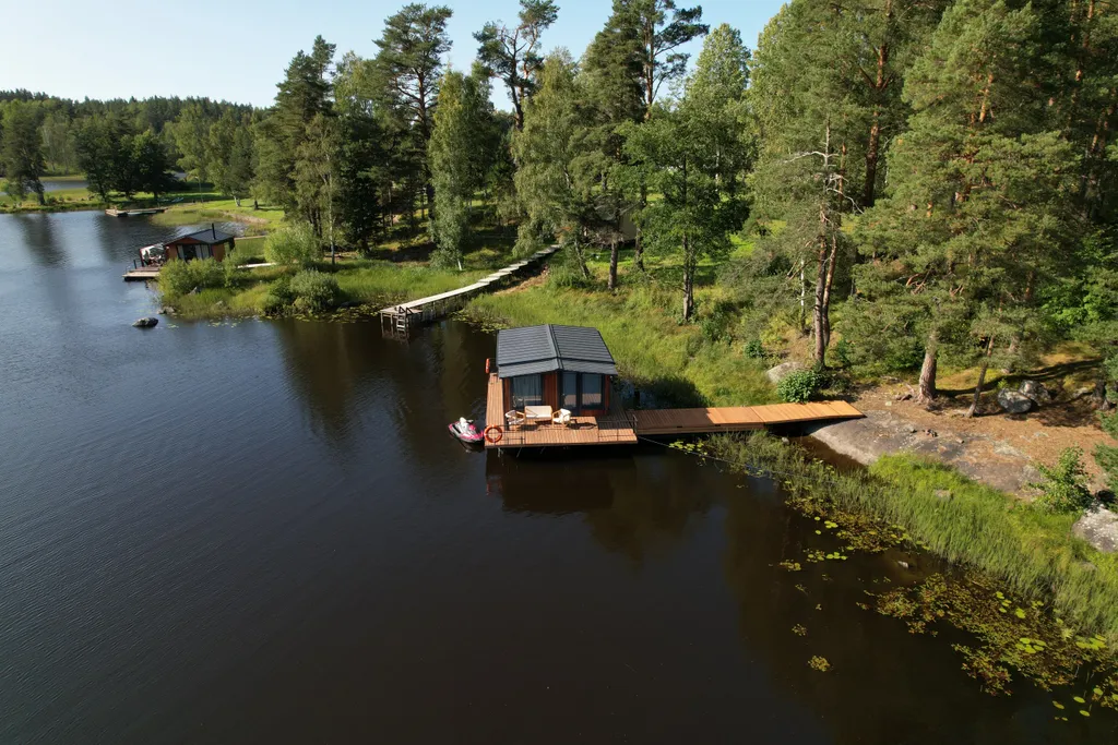 Дом на воде, хаусбот в Карелии