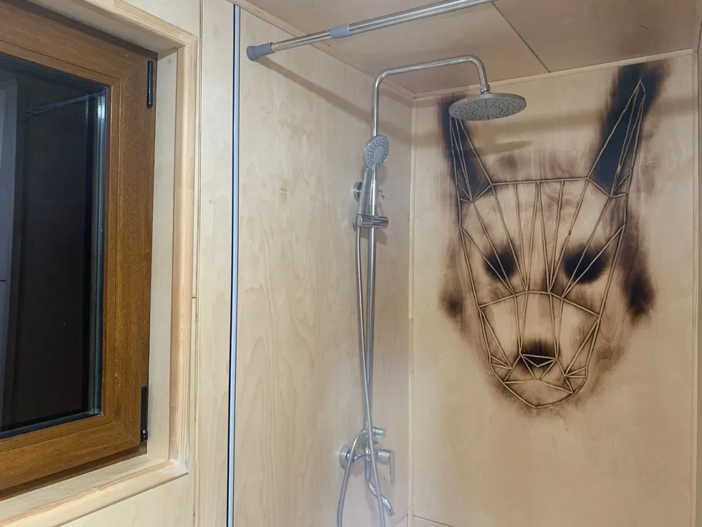 Уютный лесной домик на берегу ручья с выходом в лес