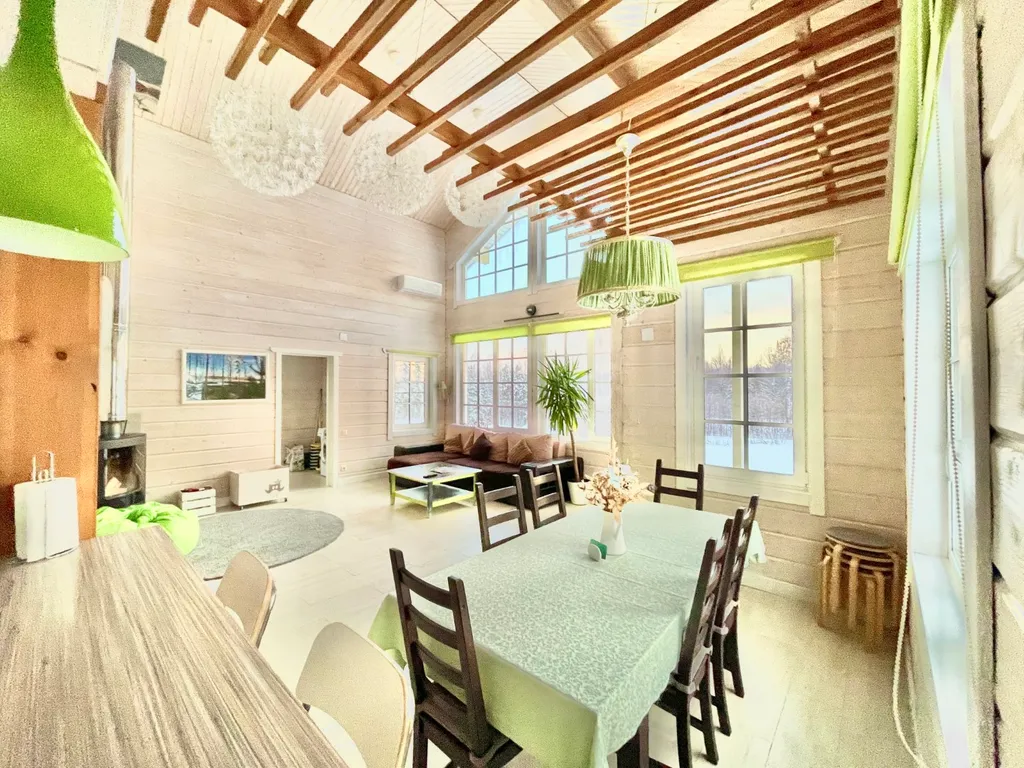 Коттедж с 4 спальнями, сауной и камином