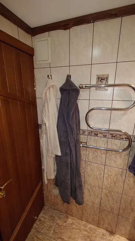 Студия 2 комнаты. 
5 спальных мест. В центре посёлка.