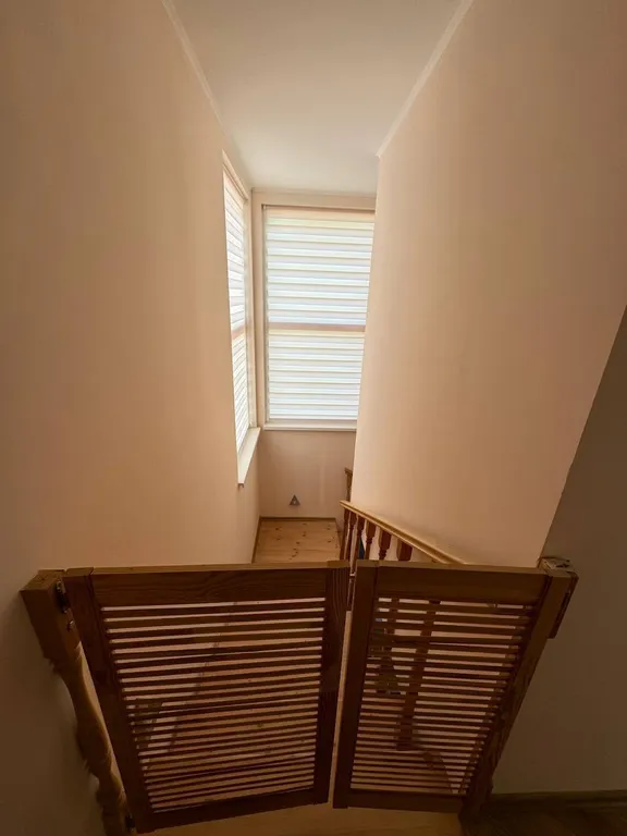 Белый коттедж на первой линии моря