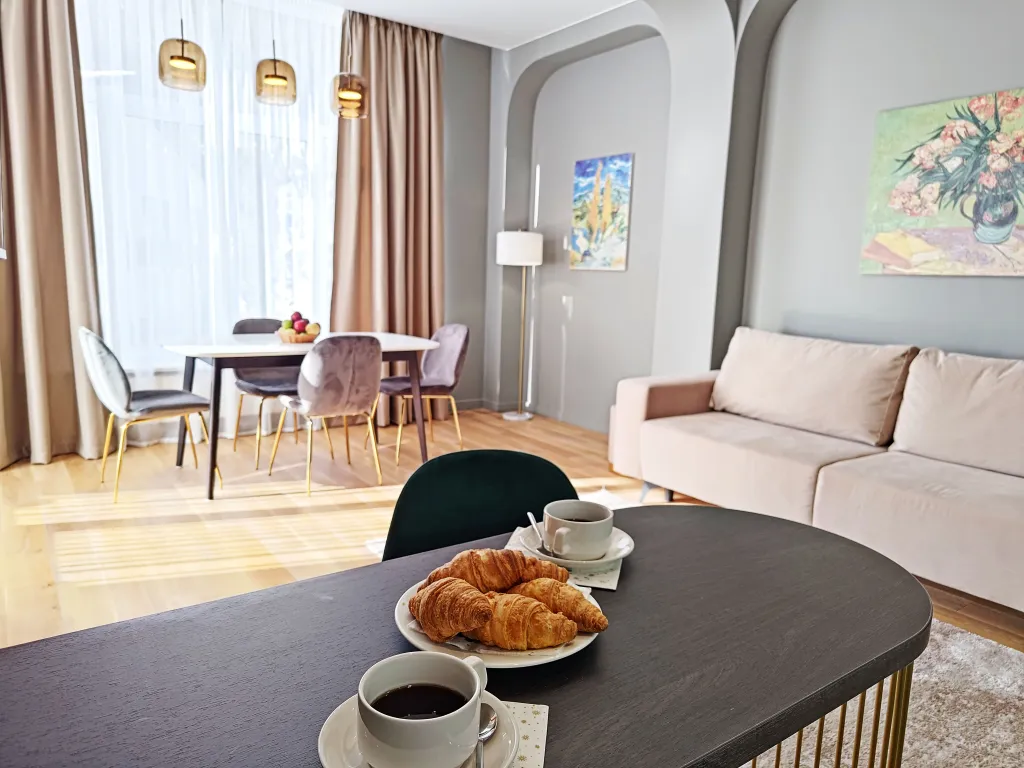 Дизайнерский апартамент с балконом в окружении леса