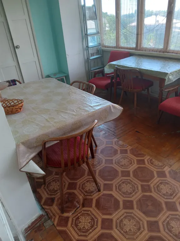 Маяк и море через дорогу