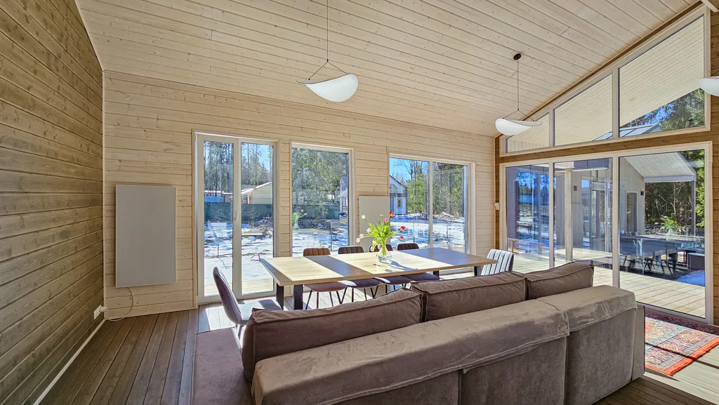 Уютный дом с панорамными окнами и видом на лес