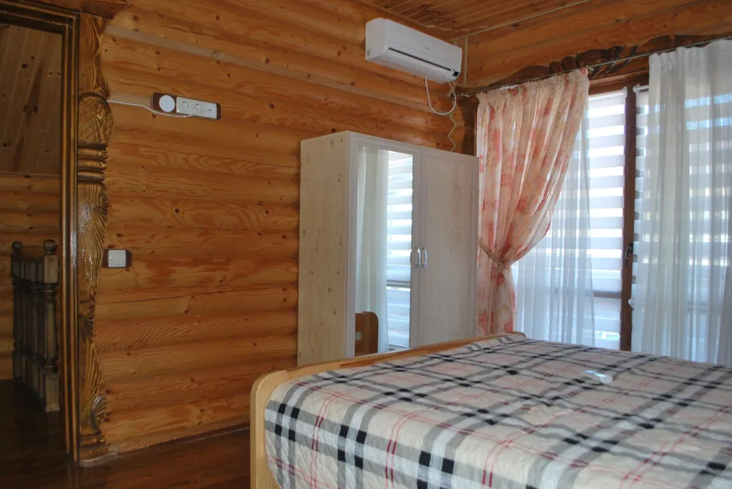 Деревянный сруб на Западном побережье Крыма