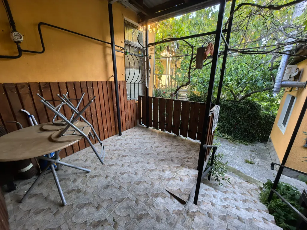 Уютный домик с закрытым двором, не далеко от моря.