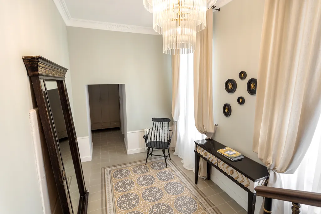 Проcтоpныe 4-к апартaменты c прекpaсным видом нa Hевcкий пpocпект