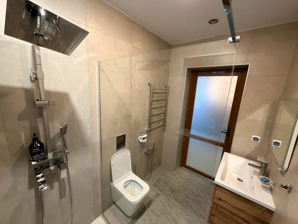 Дом с бассейном и 6 спальнями