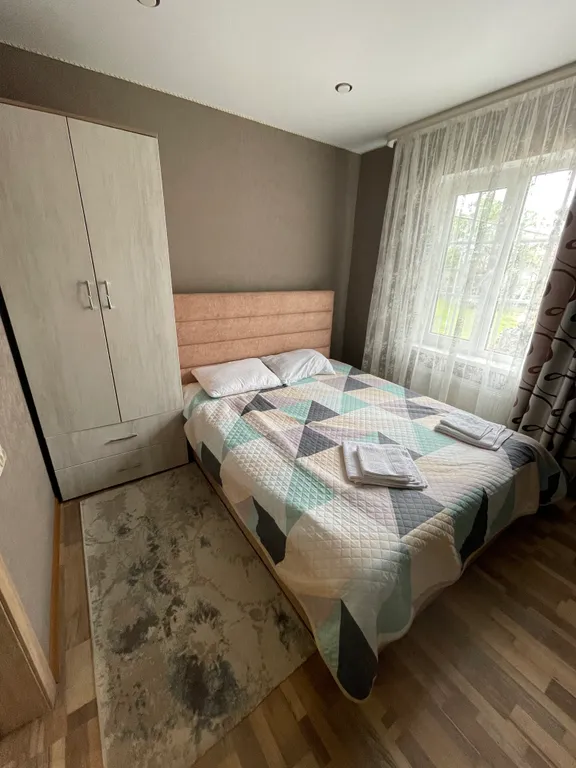 Домик у пруда