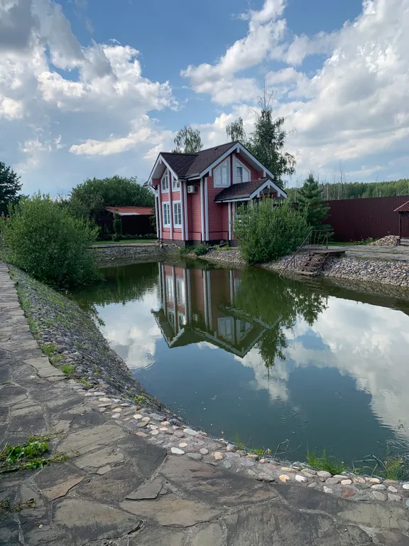 Уютный дом на пруду в черте города