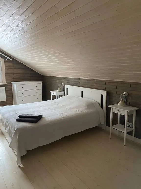 Домик в лесу на берегу озера