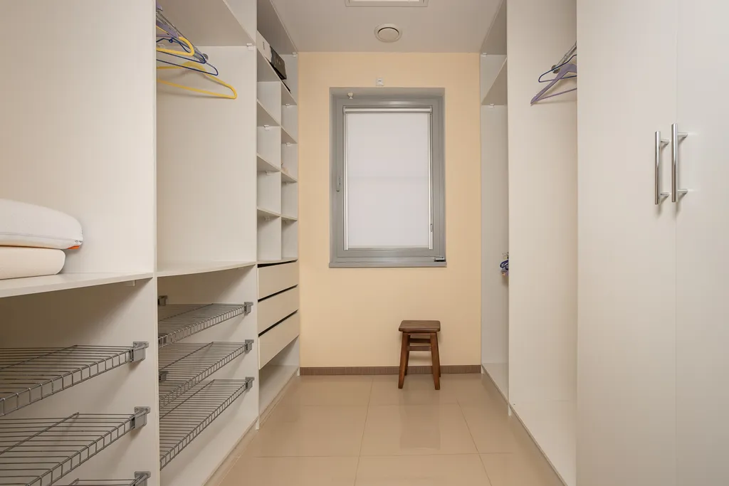 Дом с бассейном с видом на море