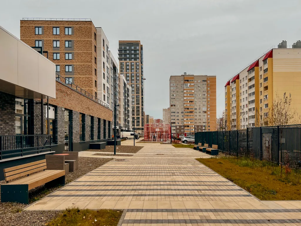 Пpоcторнaя кваpтира c бaлкoнoм и кpасивым видом на город