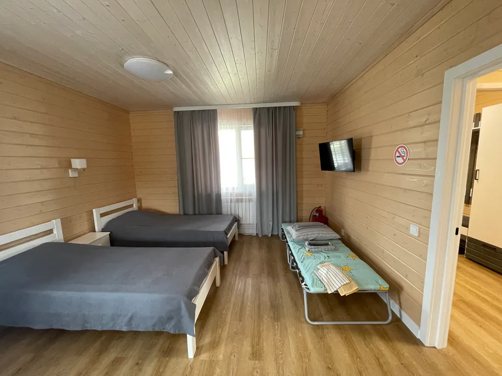 Студия на берегу озера рядом с сосновым бором