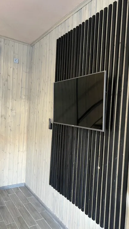 Вилла с бассейном на берегу реки